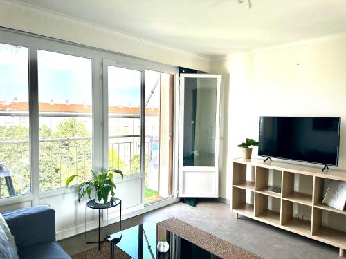 TV a/nebo společenská místnost v ubytování Grand appartement Bron centre proche Eurexpo et Groupama