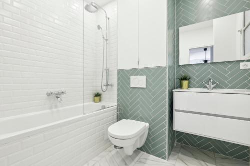 ein Badezimmer mit einem WC, einer Badewanne und einem Waschbecken in der Unterkunft Dulong - Luxury near Monceau & Wagram in Paris