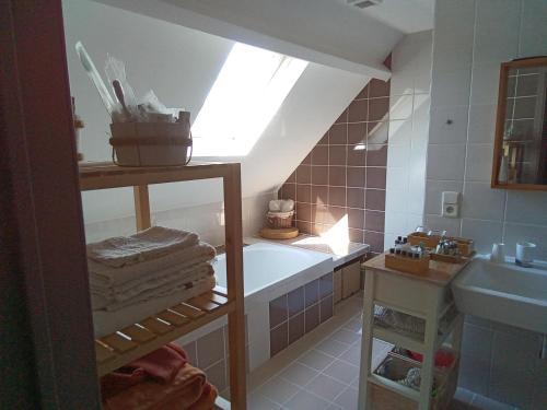 ein Badezimmer mit einer Badewanne und einem Waschbecken in der Unterkunft On dirait le Sud 