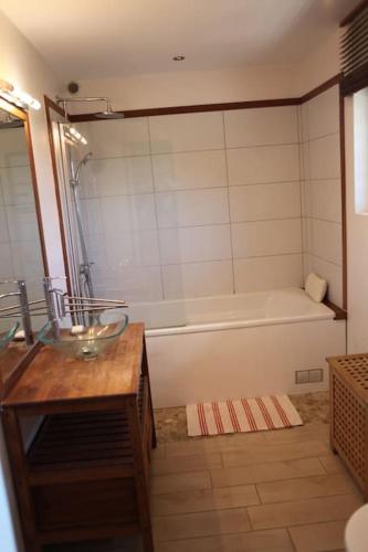 une salle de bain avec une baignoire, un lavabo et une douche dans l'établissement maison la rochelle quatres chambres bord de mer, à La Rochelle