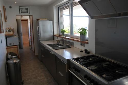 A kitchen or kitchenette at maison la rochelle quatres chambres bord de mer