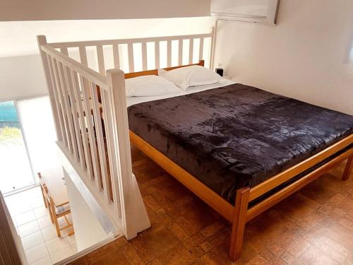 un lit dans une petite pièce avec dans l'établissement Villa N°7 à 100m de la plage, à Saint-Cyprien