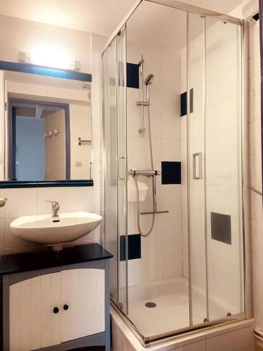 une salle de bain avec douche et lavabo dans l'établissement Villa N°7 à 100m de la plage, à Saint-Cyprien