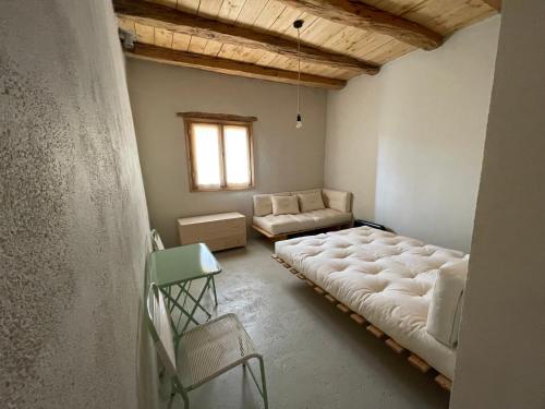 ein Wohnzimmer mit einem großen Bett und einem Sofa in der Unterkunft Petres old village house 