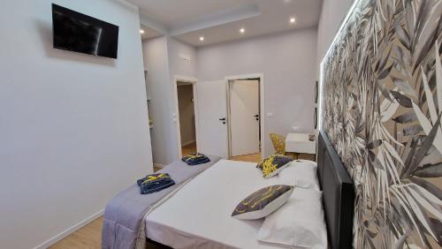 1 dormitorio con 2 camas y pared en CASA FORTUNATO, en Bolonia