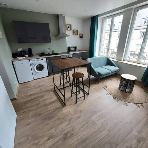 sala de estar con mesa y cocina en Joli appartement F2 plein centre Coutances, en Coutances