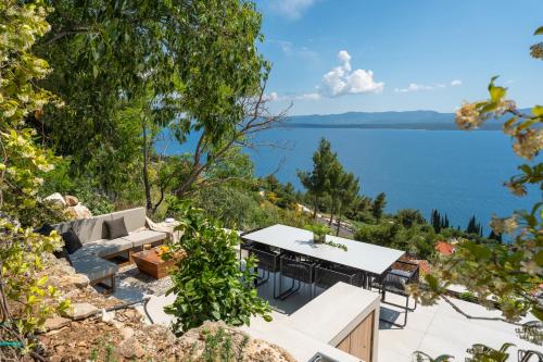 une maison avec vue sur l'eau dans l'établissement Murvica resport, à Murvica