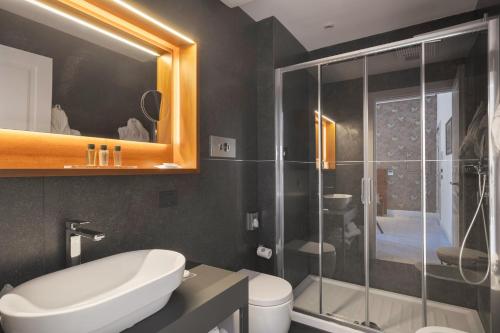 Un baño de Palazzo Sovrana Serviced Luxury Apartments