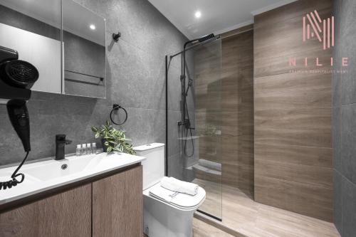 ein Bad mit einer Dusche, einem WC und einem Waschbecken in der Unterkunft Bonsai, Nilie Hospitality MGMT in Thessaloniki