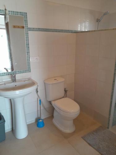 łazienka z toaletą i umywalką w obiekcie la maison de la fontaine w mieście Cap Skirring