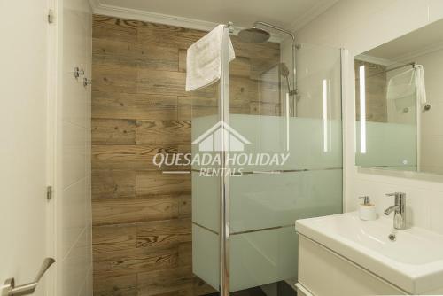 W łazience znajduje się toaleta, umywalka i lustro. w obiekcie Beautiful Torrevieja Apartment 1 in town centre 3 beds for 6 people w mieście Torrevieja