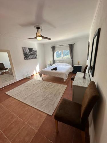 Una cama o camas en una habitación de Casa Barcelo El Chorro