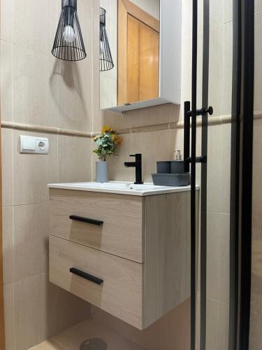 a bathroom with a sink and a mirror at ÁTICO Paraíso Beach con piscina privada in Vera