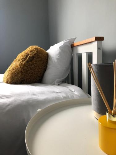 Un pat sau paturi într-o cameră la Cosy apartment close to amenities