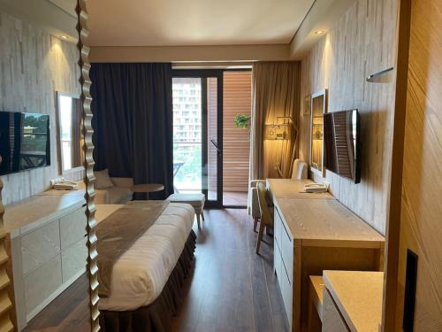 um quarto de hotel com uma cama e uma secretária em Dreamland Oasis Apartment 614 em Chakvi