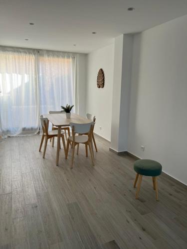 une salle à manger avec une table et des chaises dans l'établissement Entre le port et la plage, Golfe de Saint Tropez, à Cogolin