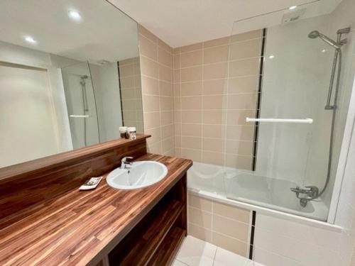 une salle de bain avec un lavabo, une douche et une baignoire dans l'établissement Appartement 2 pièces à Quiberon - 43m², proche plage et commerces, rez-de-jardin avec terrasse et parking - FR-1-478-245, à Quiberon