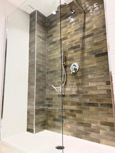 une douche avec une porte vitrée dans une salle de bain dans l'établissement Entre le port et la plage, Golfe de Saint Tropez, à Cogolin