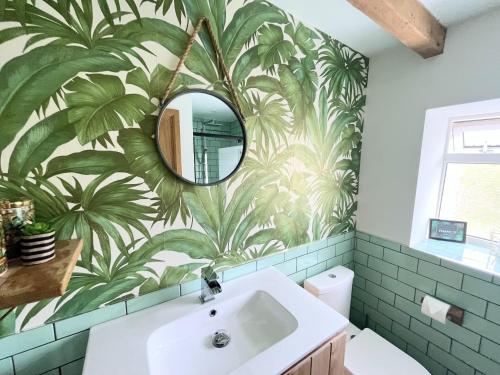 Koupelna v ubytování The Little Cottage by Truabode Holiday Lets & Short Lets Newquay - Parking, Wifi & Pet Friendly
