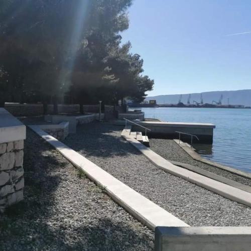 a row of benches next to a body of water at Studio apartman Endy in Ploče