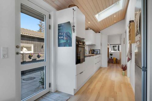 Nice Summer House Near The Water's Edgeにあるキッチンまたは簡易キッチン