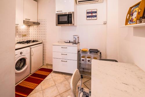 una pequeña cocina con lavadora y secadora. en Fiordaliso Home Santa Margherita Ligure, en Santa Margherita Ligure