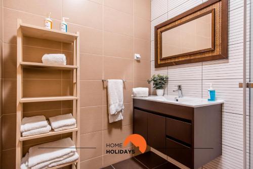 La salle de bains est pourvue d'un lavabo et d'un miroir. dans l'établissement #010 Kid-Friendly, Super Pool in Private Condo, à Albufeira