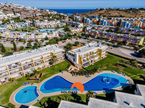- une vue aérienne sur l'hôtel et le complexe dans l'établissement #010 Kid-Friendly, Super Pool in Private Condo, à Albufeira