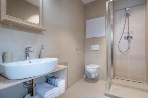 y baño con lavabo y ducha. en TATRYSTAY Bernard Apartments, en Nový Smokovec