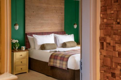Кровать или кровати в номере The Crown Inn Pooley Bridge