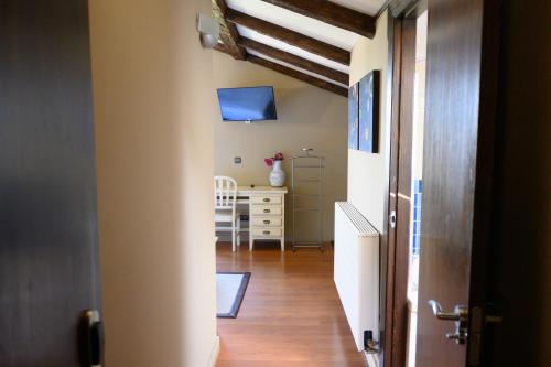 un pasillo con una habitación con vestidor y un dormitorio en Hotel Spa Gametxo, en Ibarrangelu