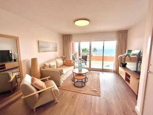 een woonkamer met een bank en een tafel bij Malibu mancion 2 dormitorios in Mijas Costa