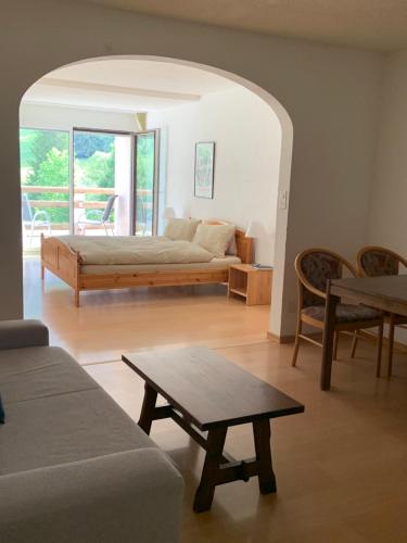 - un salon avec un canapé et une table dans l'établissement Bed and Breakfast Darlux, à Bergün