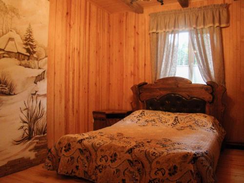 Klevanʼ的住宿－База відпочинку Гаївка котедж，一间卧室设有一张床和一个窗口