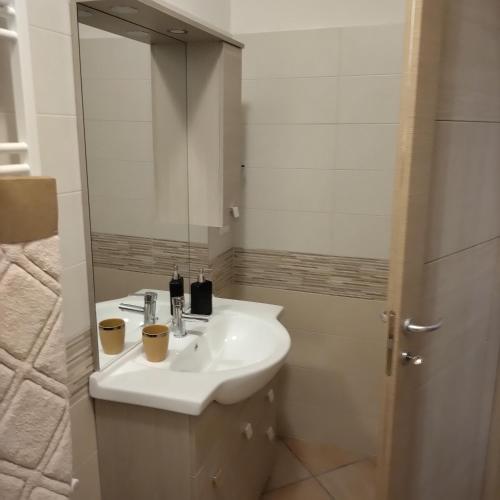 bagno con lavandino bianco e specchio di B&B VILLA RITA a Silvi Marina