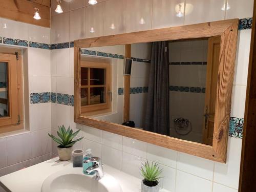 een badkamer met een wastafel en een spiegel bij Ovronnaz, le vieux Mazot in Chamoson
