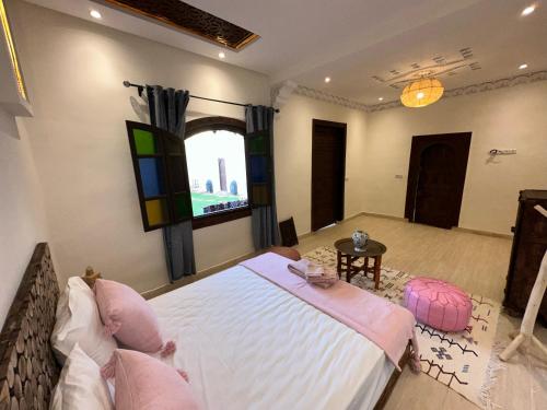 Un pat sau paturi într-o cameră la Oasis Merasi Marrakech