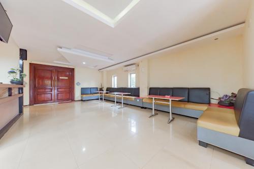 Ruang duduk di Urbanview Hotel Onyx Ketapang by RedDoorz