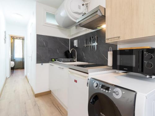 Il comprend une cuisine équipée d'un lave-linge et d'un sèche-linge. dans l'établissement La Petite Parenthèse Vienna Authentica, à Vienne