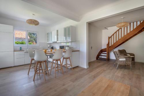 une cuisine et une salle à manger avec une table et des chaises dans l'établissement Maison à 350m du centre de Pornic pour 6, à Pornic