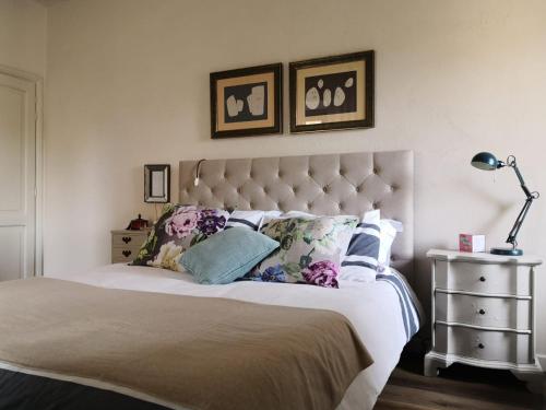 una camera da letto con un grande letto con cuscini di il Borgo a Capolona
