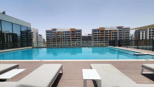 Bazén v ubytování STAY BY LATINEM Luxury 2BR Holiday Home W1704 near Burj Khalifa nebo v jeho okolí
