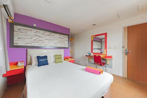 Katil atau katil-katil dalam bilik di Urbanview Hotel Onyx Ketapang by RedDoorz
