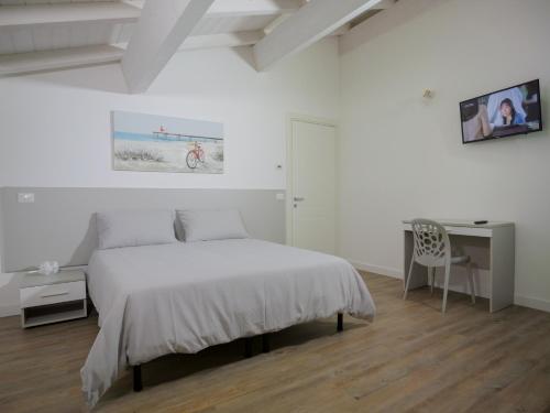 una camera bianca con letto e scrivania di Palma Residence - Villino LA QUERCIA a Marco Simone
