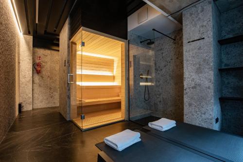 une salle de bain avec une douche avec deux serviettes sur un comptoir dans l'établissement WILLA POD KASPROWYM APARTAMENT NUMER 2-Air conditioning, à Zakopane