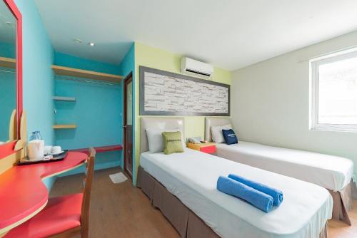 Katil atau katil-katil dalam bilik di Urbanview Hotel Onyx Ketapang by RedDoorz