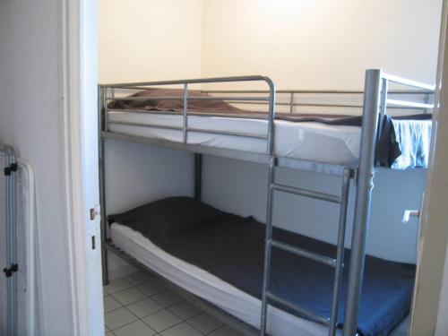 une chambre avec deux lits superposés dans une pièce dans l'établissement Studio cabine pour 4 pers, proche plage, animaux admis - Saint-Cyprien - FR-1-106-91, à Saint-Cyprien
