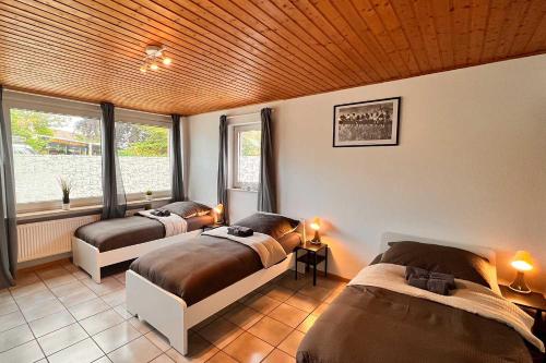 2 camas en una habitación con 2 ventanas en Chic Apartments - Smart-TVs en Stemshorn