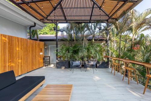 un patio al aire libre con sillas y mesa en Ventura Santa Teresa, en Santa Teresa Beach