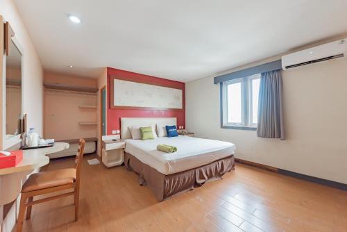 Katil atau katil-katil dalam bilik di Urbanview Hotel Onyx Ketapang by RedDoorz